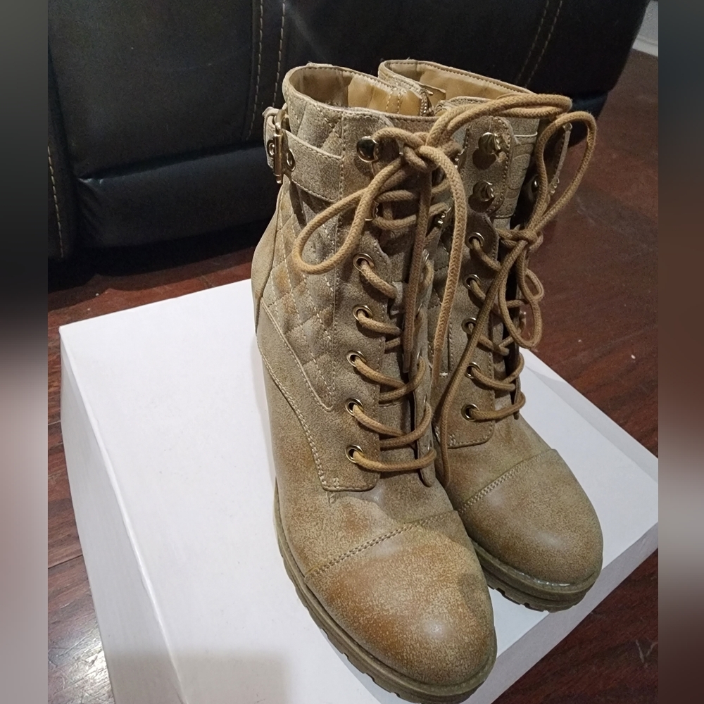Boots - Picture 4 of 4